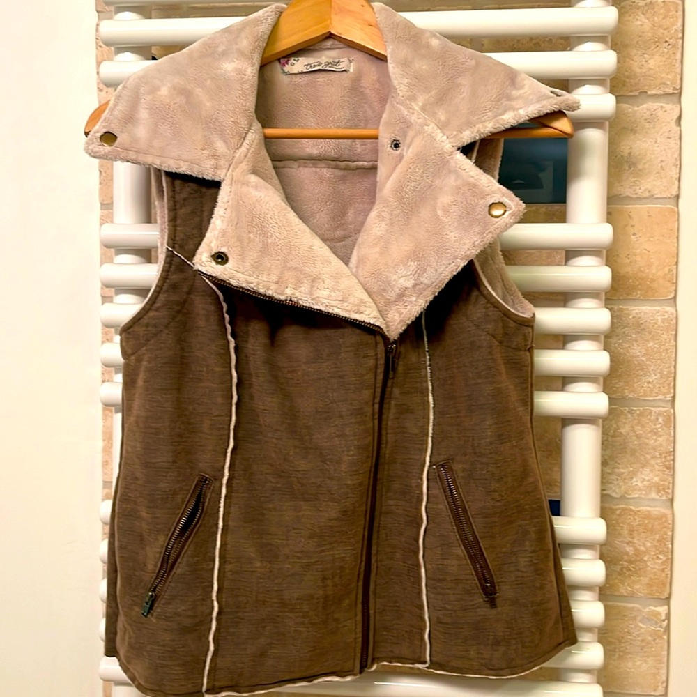 True Grit sherpa lined faux vest in brown.size small (no tag)